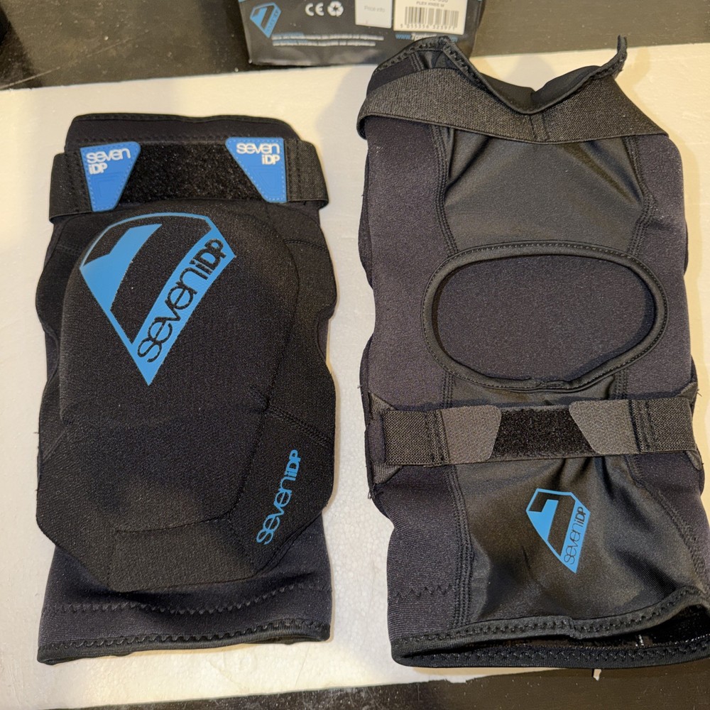 SevenIDP Projection Flex Knee Pads - Medium Size, Black/Grey NEW