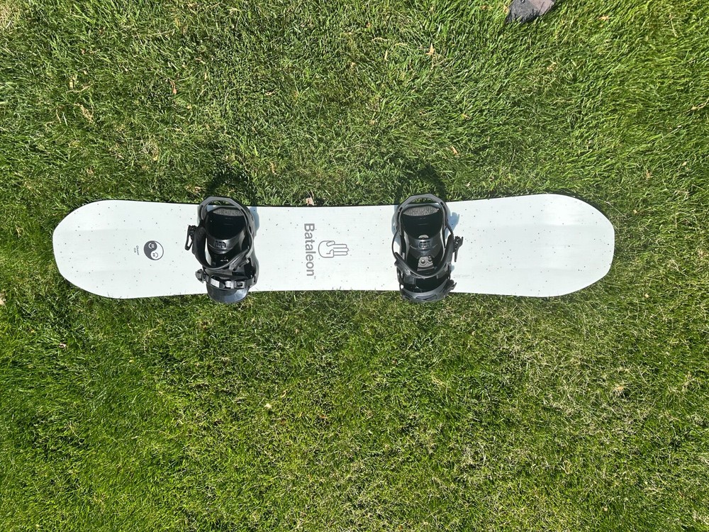 snowboard white and black Bataleon 159 with matching bindings