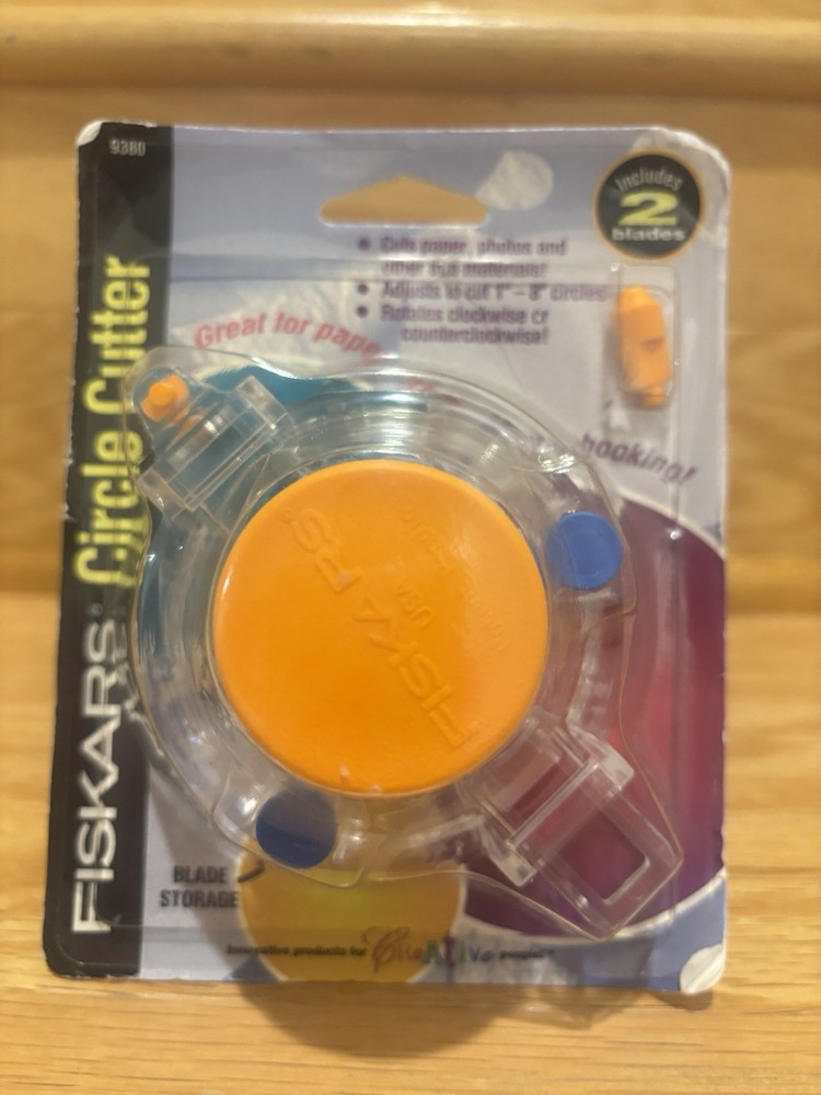 Fiskars Circle Cutter With 2 Replacement Blades 1"-8" Circles
