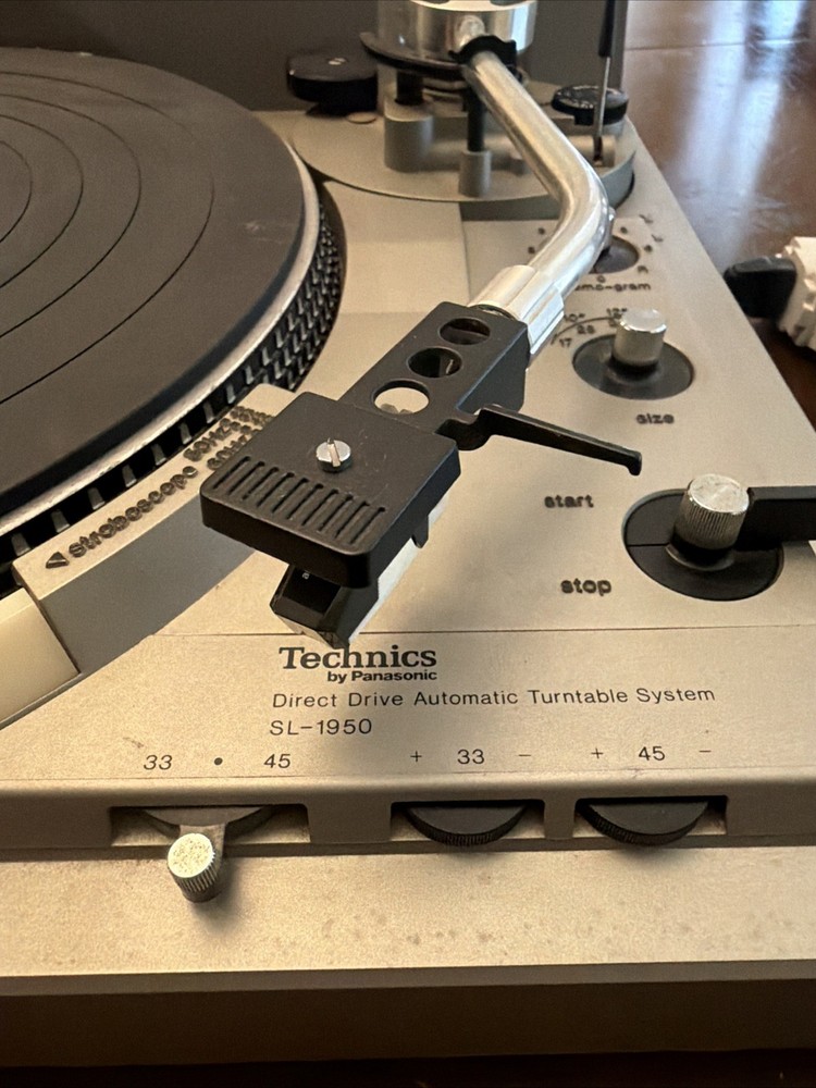 Technics SL-1950 Automatic Direct Drive Turntable Record Player Powers On