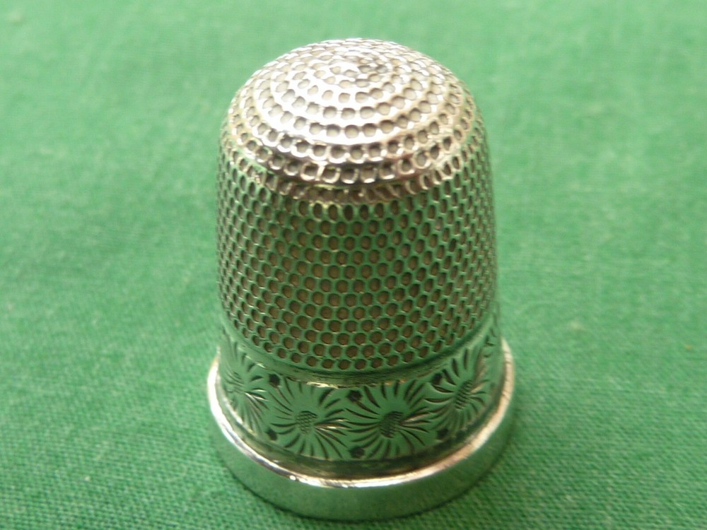 C.H SILVER THIMBLE '6'