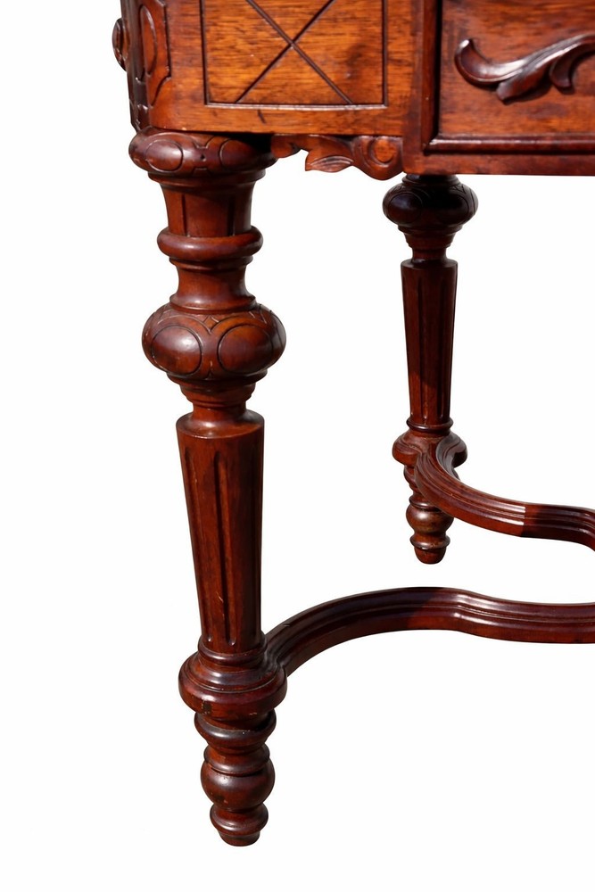 19h century American Victorian Walnut Table