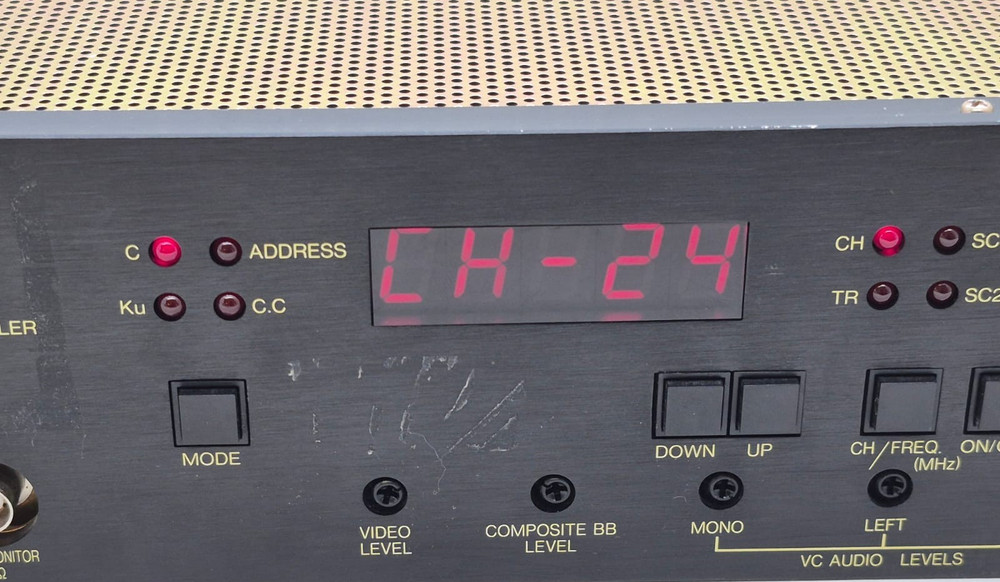 DX ANTENNA DIR-657 115V AC BROADCAST SATELLITE RECEIVER