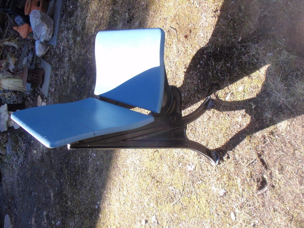 ANTIQUE SCHOOL DESK WOOD AND CAST IRON LEGS BLUE