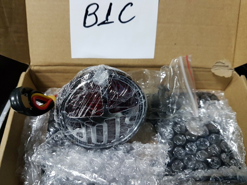 TAILLIGHT COMPLETE WITH UNIVERSAL SIDE MOUNT LICENSE PLATE HOLDER black