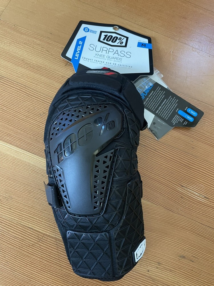 100% Surpass Knee Guards Black Size M