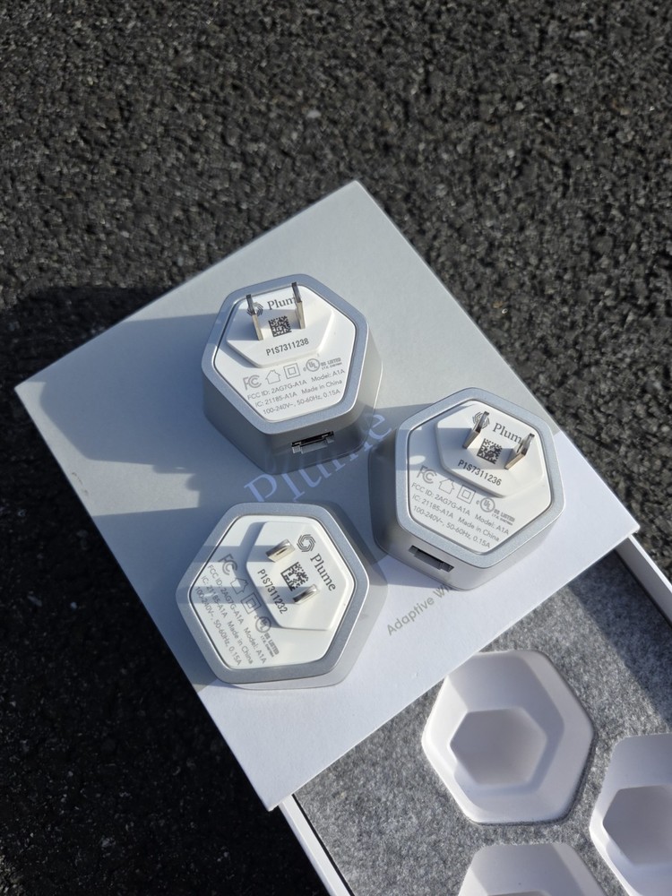 Plume Wifi 3 Silver Pods No Ethernet Cable
