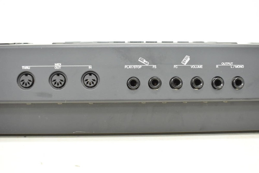 Yamaha V50 Synthesizer 61-Key Keyboard