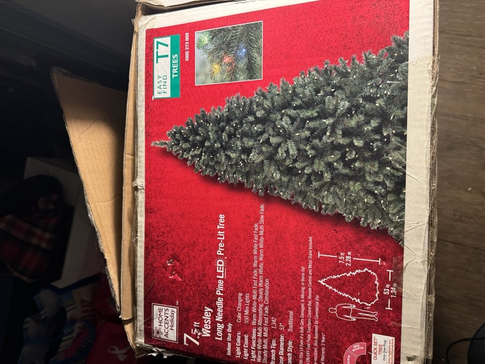 7.5 FOOT PRE LIT CHRISTMAS TREE