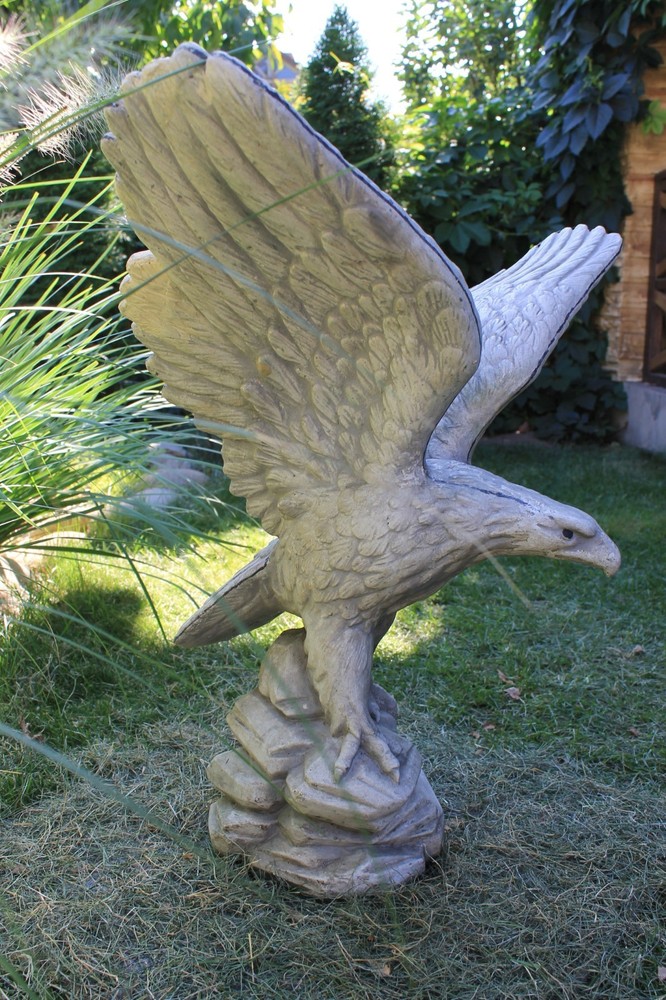 Polyurethane flexible mold with a plastic frame An eagle with outstretched wings