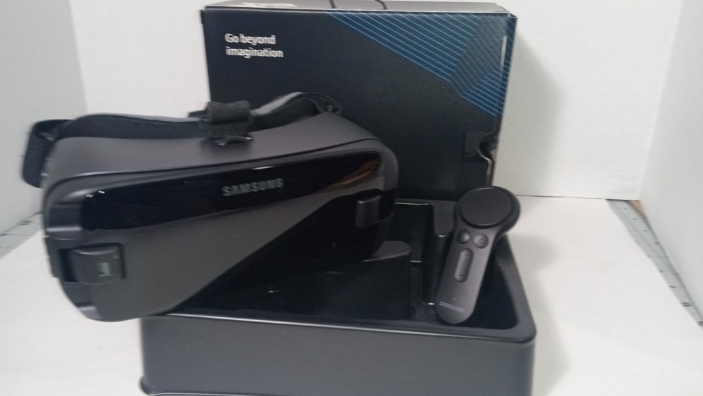 SAMSUNG GEAR VR SM-R324 WITH CONTROLLER
