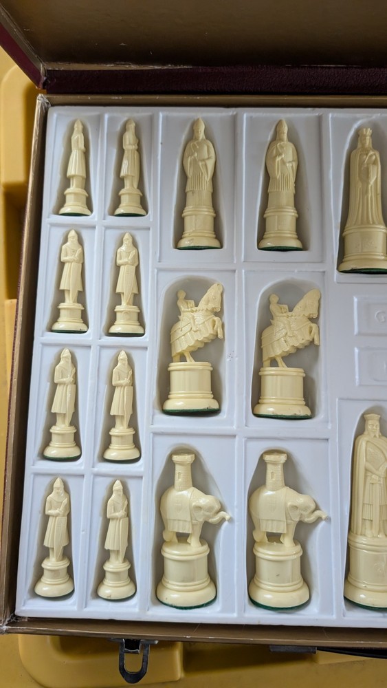 Vintage Galant Knight Chess Set