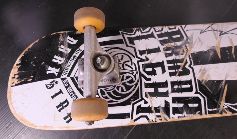 DARKSTAR ARMOR LIGHT WHITE & BLACK SKATEBOARD