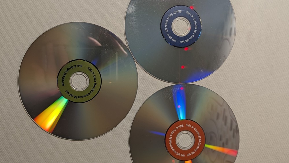 Lot bundle LINUX 51 Total 64 Bit operating System Instal & DVD Rom's