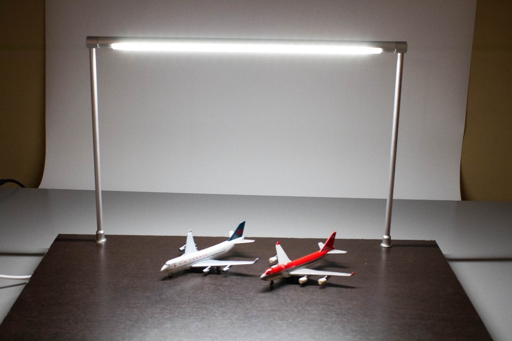 Horizontal showcase LED light 17" Standing pole light for display minor scratch