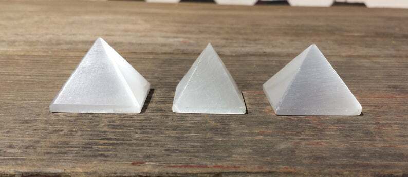 NATURAL SELENITE MEDIUM GEMSTONE PYRAMID 27-30mm