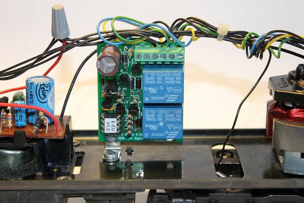 Electronic Model Railroad Reversing Unit (E-Unit) for Lionel Engines