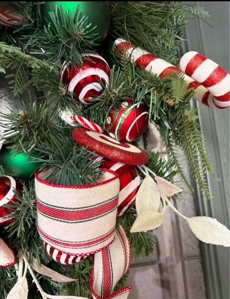 26 In Diameter Ashland Wreath Couronne Nutcracker & Peppermint