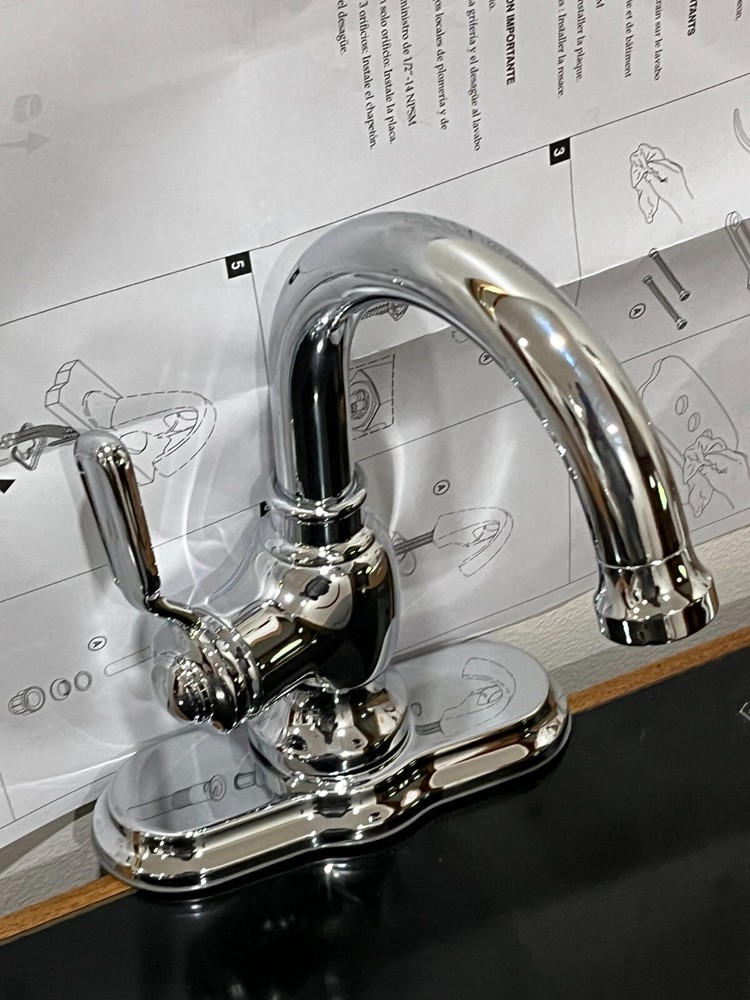 Single Handle Bathroom Faucet in Chrome Finish