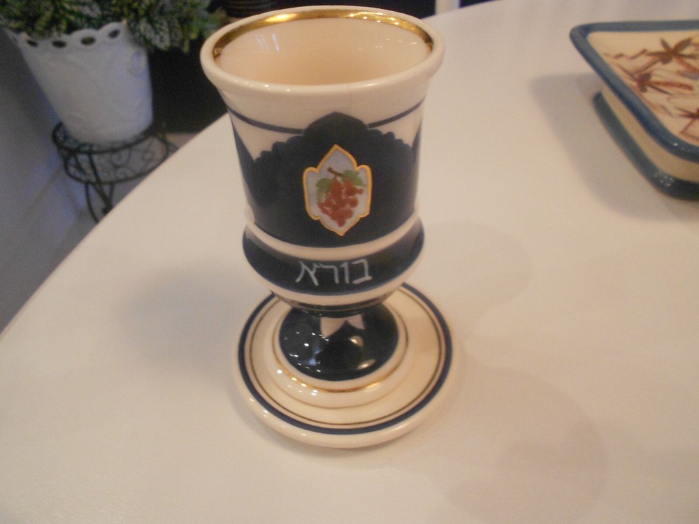 KIIDDUSH CUP WITH SMALL BASE PLATE CERAMIC GLOSS FINISH