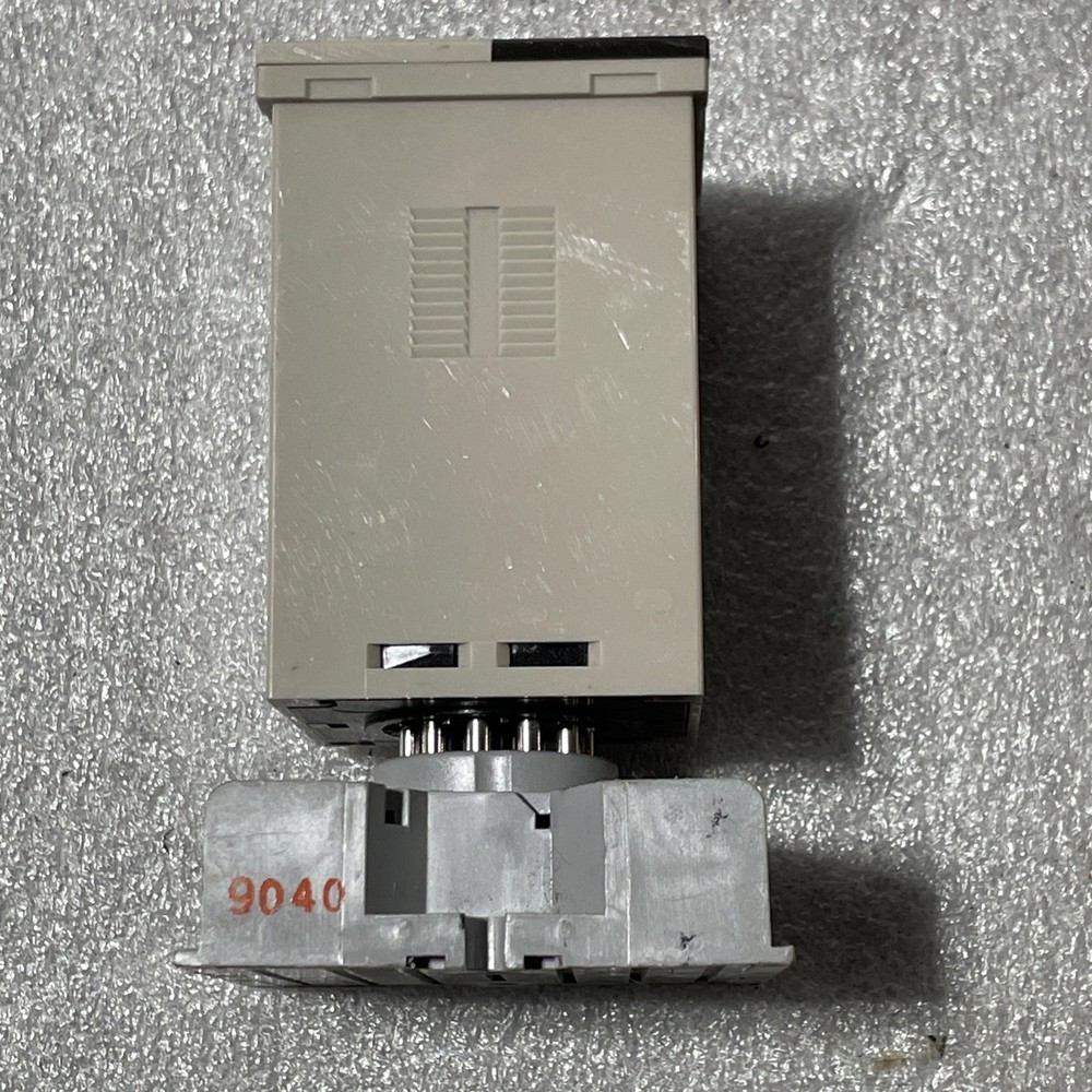 Omron H3CA-A Timer With Socket Preowned Test Good