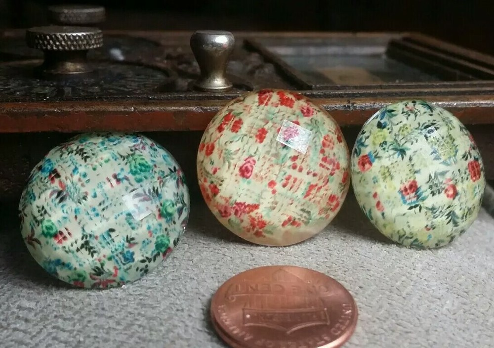 Vintage 3 plastic discs cabochons for art project