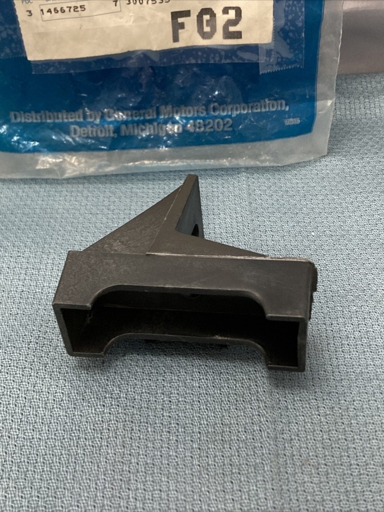 NEW GENUINE GM 22538086 BRACKET, RADIATOR