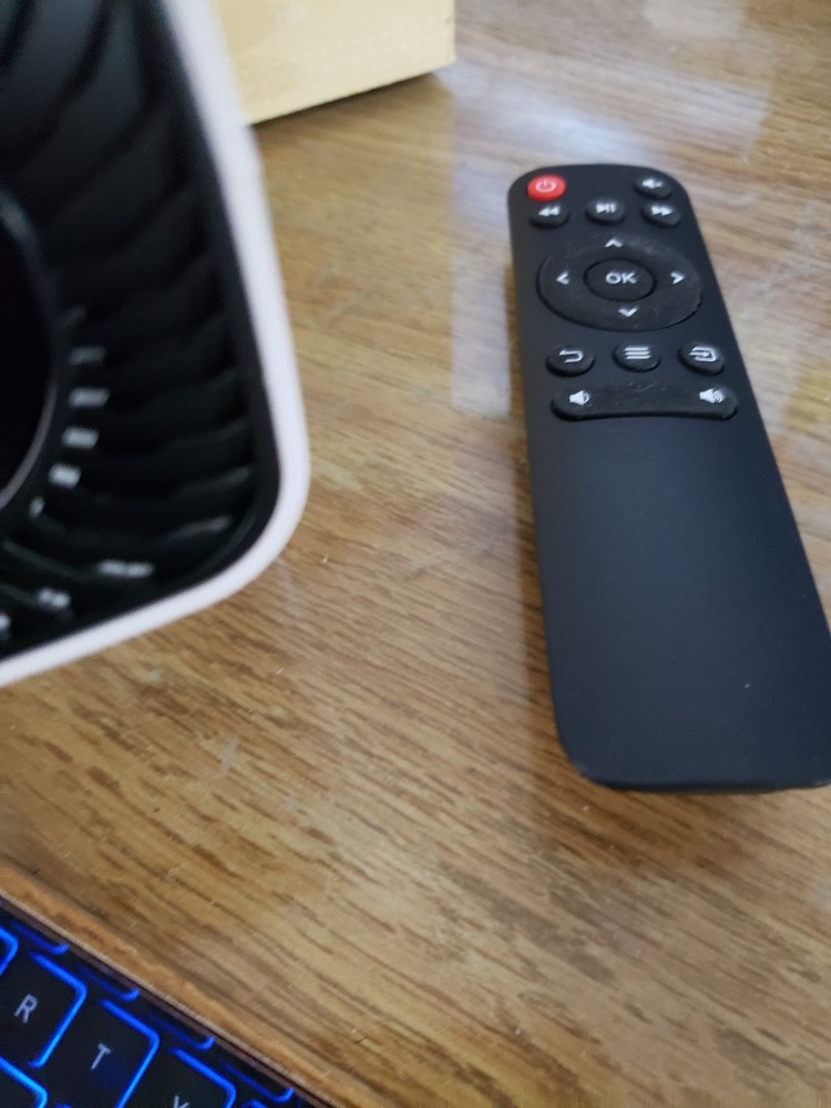 Amazon Basics Sainyer Mini Ultra HD High dynamic Range Projector, new