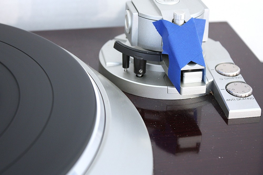 DENON DP-62L TURNTABLE - PLINTH DAMAGE
