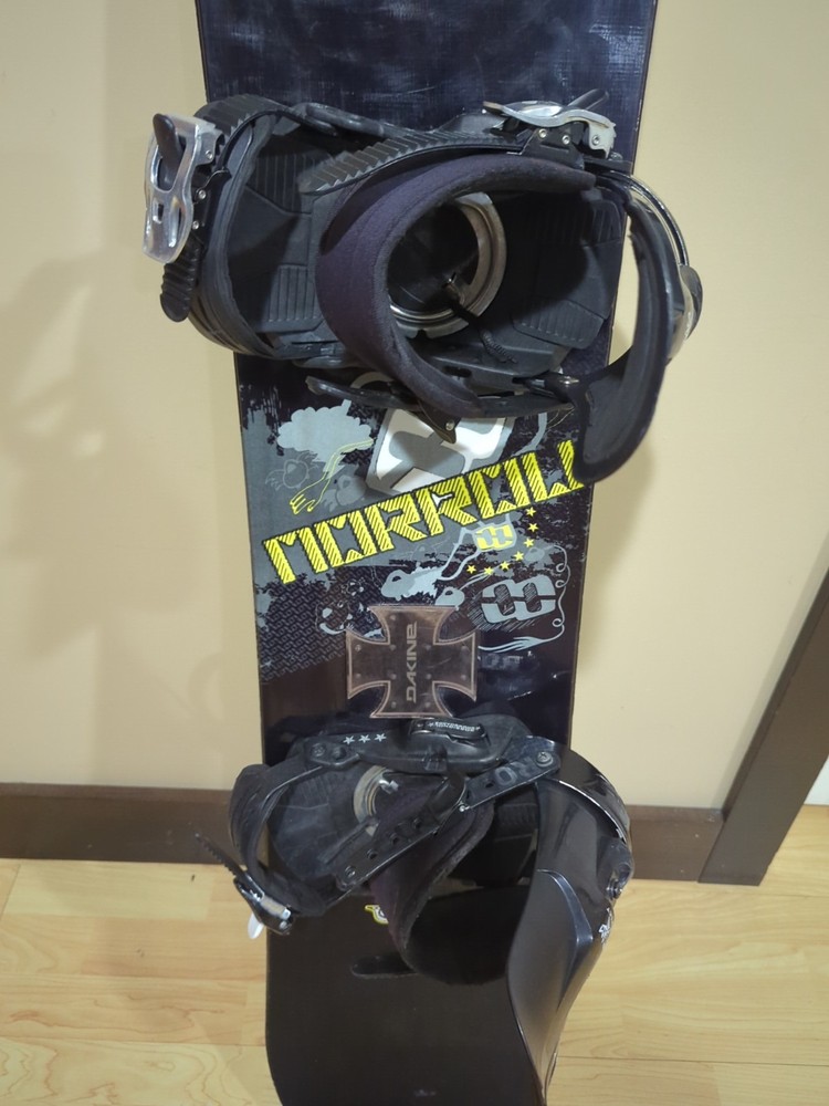 Morrow snowboard 138cm with rossignol bindings size Small.
