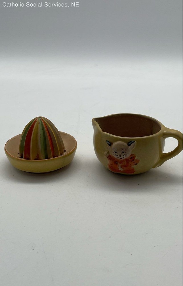 VINTAGE YELLOW JUICER/REAMER WITH CAT ON FRONT