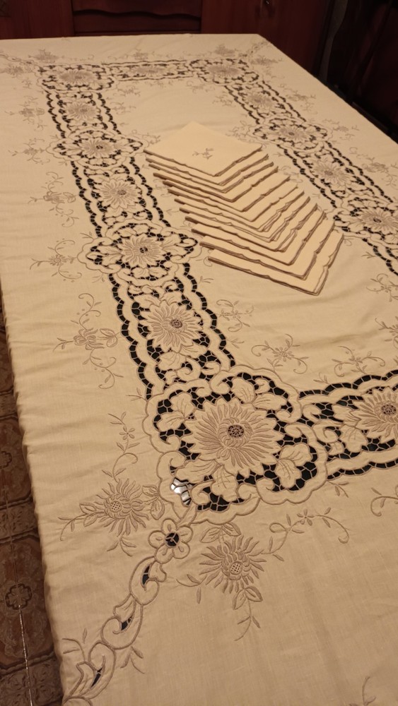 Hand Embroidered Rectangular Tablecloth With Napkins