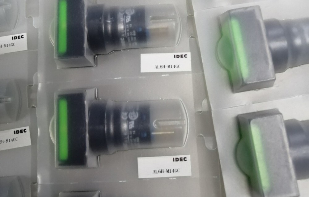 1pcs IDEC AL6H-M14GC  Button Switch