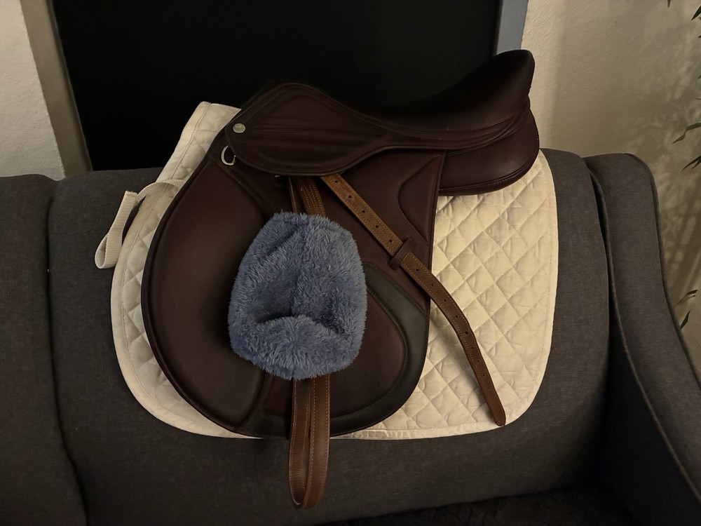 Dover Saddlery Quilted White Jump/Close Saddle Pad
