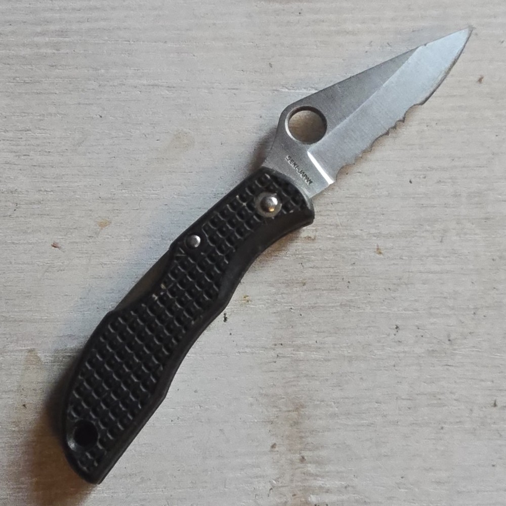 SPYDERCO LADYBUG 1ST GENERATION LOCKBACK KNIFE COMBO EDGE LOCKBACK