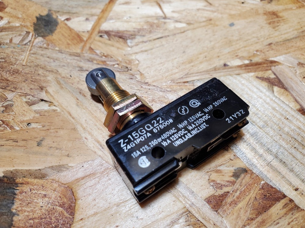 NEW Omron Z-15GQ22 Panel Mount Roller Plunger