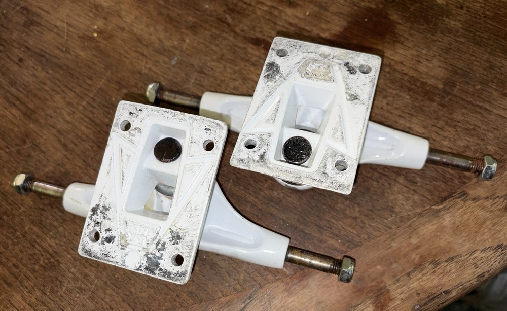 Used Thunder Skateboard Trucks