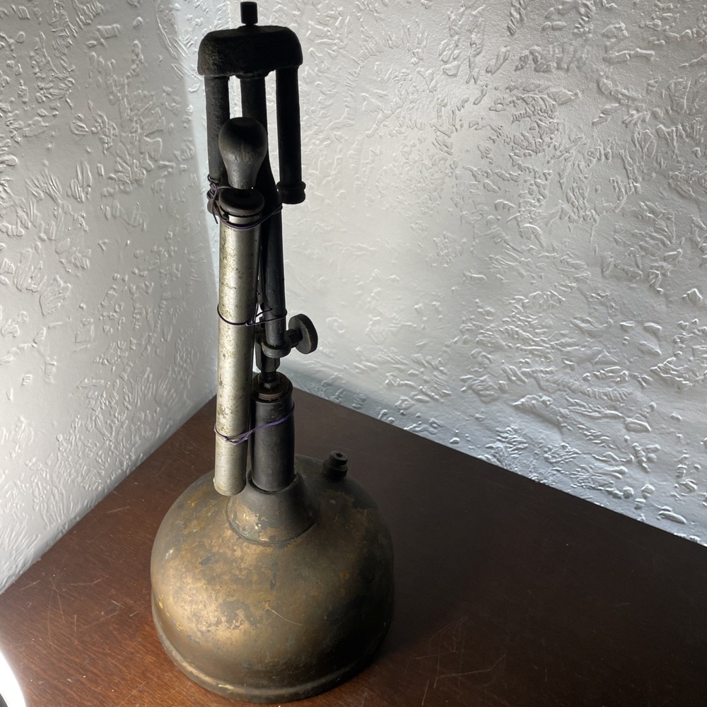 vintage Coleman Quick Lite lamp