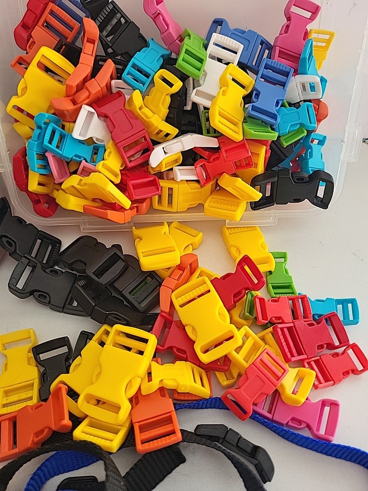 Colored Plastic Buckles 4.5lbs Various Sizes + Random Hardware Pet Supplies