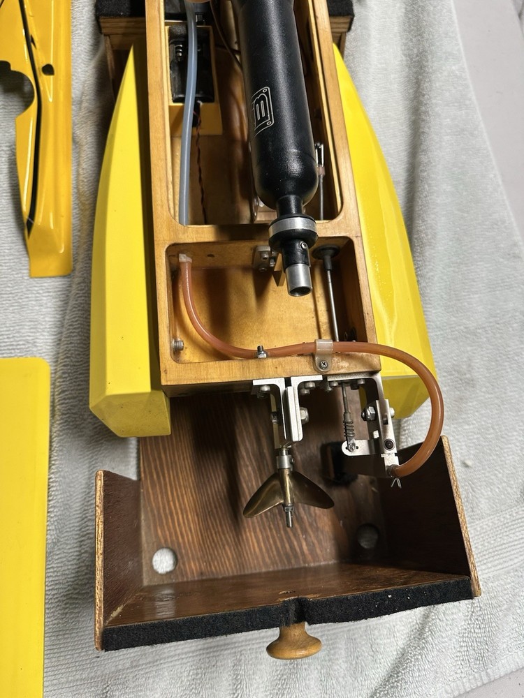 RC Road Runner Outrigger 60