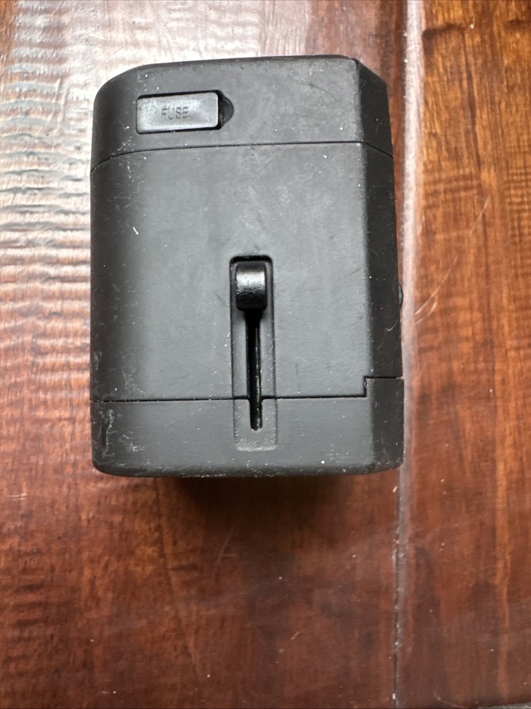 Loop LE-TA01 World Travel Adapter Plug Universal Converter