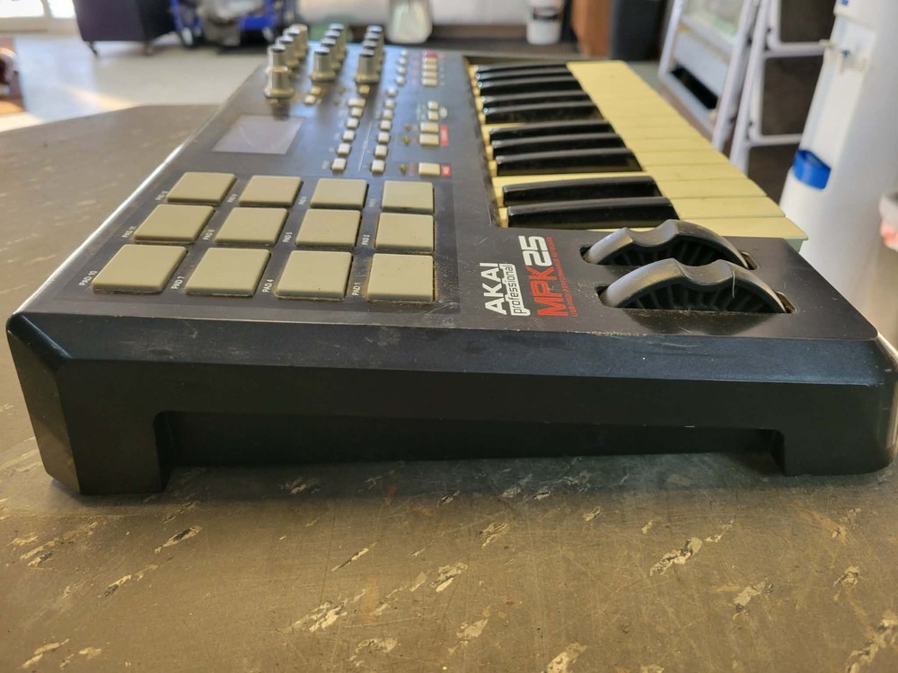 AKAI professional mpk25 usb/midi performance keyboard