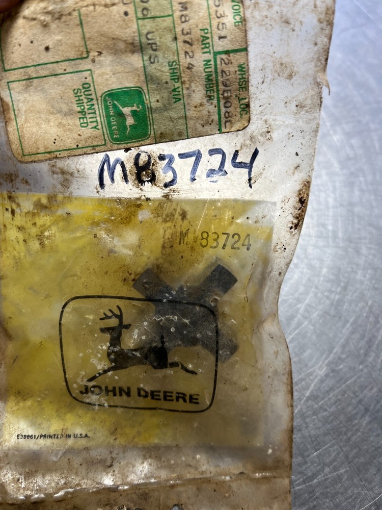 M83724 OEM John Deere Rubber SPIDER