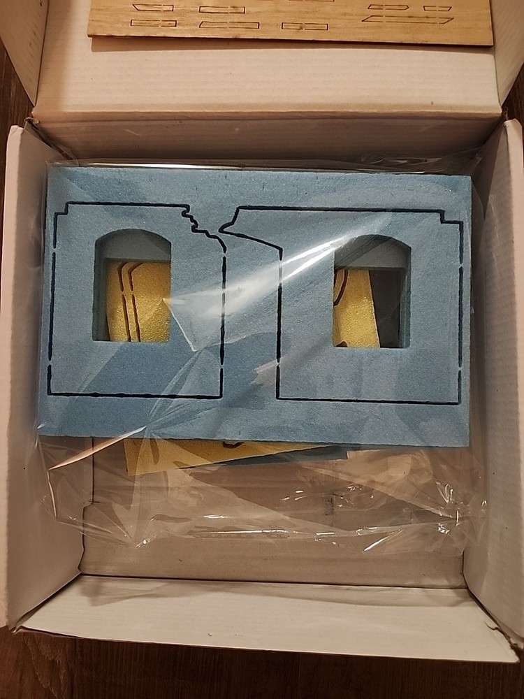 COR Ruined Corner House (1:35) Kit#CJ0200