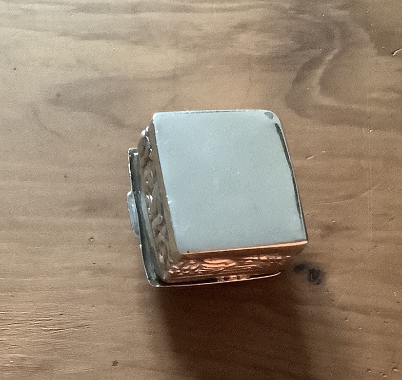 Small 925 Silver Repousse Snuff Or Pill Box Ivy leaf Design.