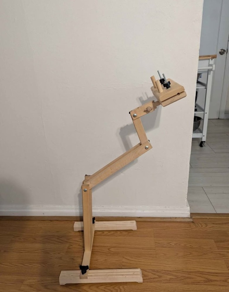 Rocky Giraffe Artist Easel needleworking