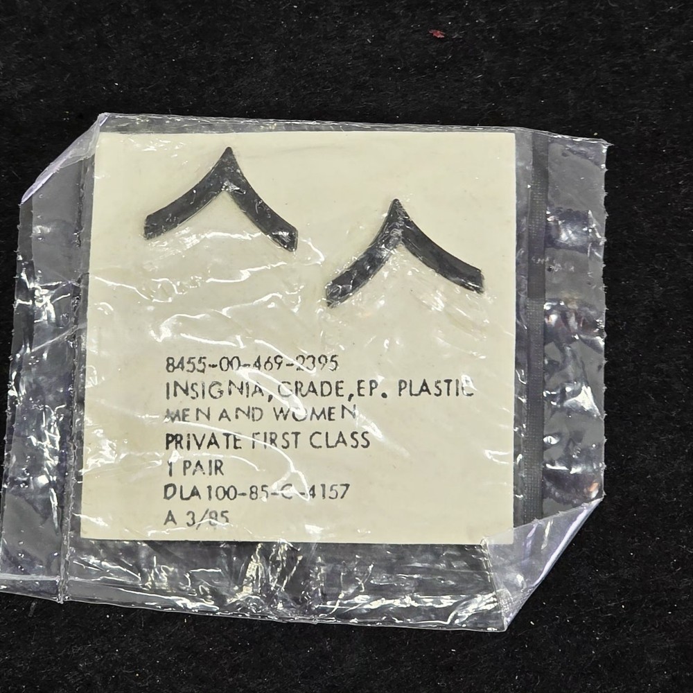 Private First Class PFC EP USMC Black Collar Insignia Chevrons New Pin Plastic
