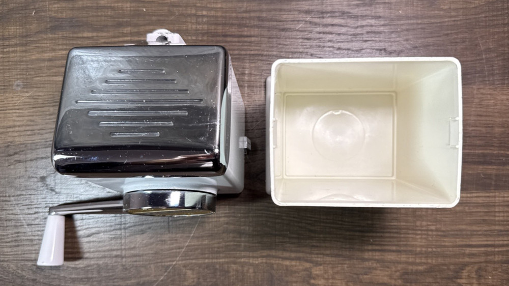 Ice-O-Mat / Ice Crusher / Vintage / Atomic White