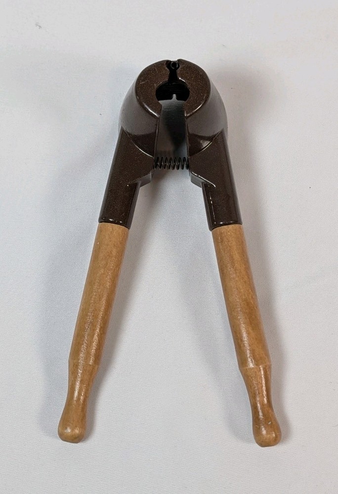 Walnut Nut Cracker Tool Stainless Steel Nutcracker With Wooden Handle