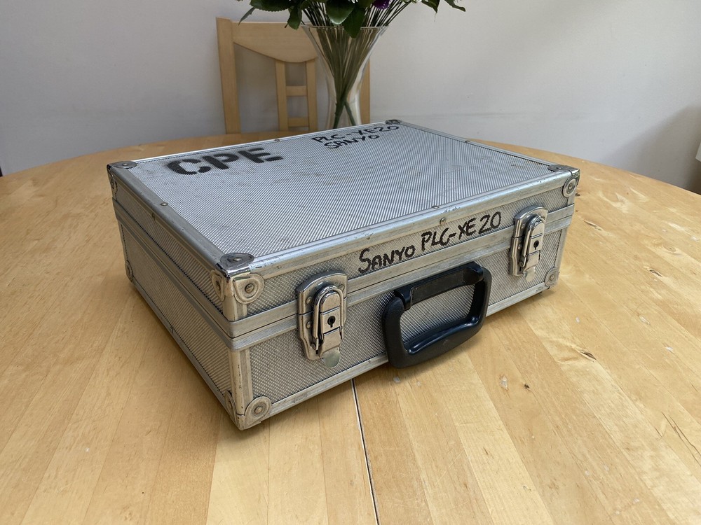 Sanyo PLC-XE20 LCD Projector With Remote